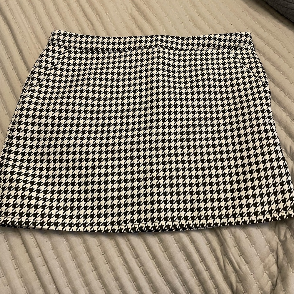 Forever 21 Black and White Houndstooth Mini Skirt